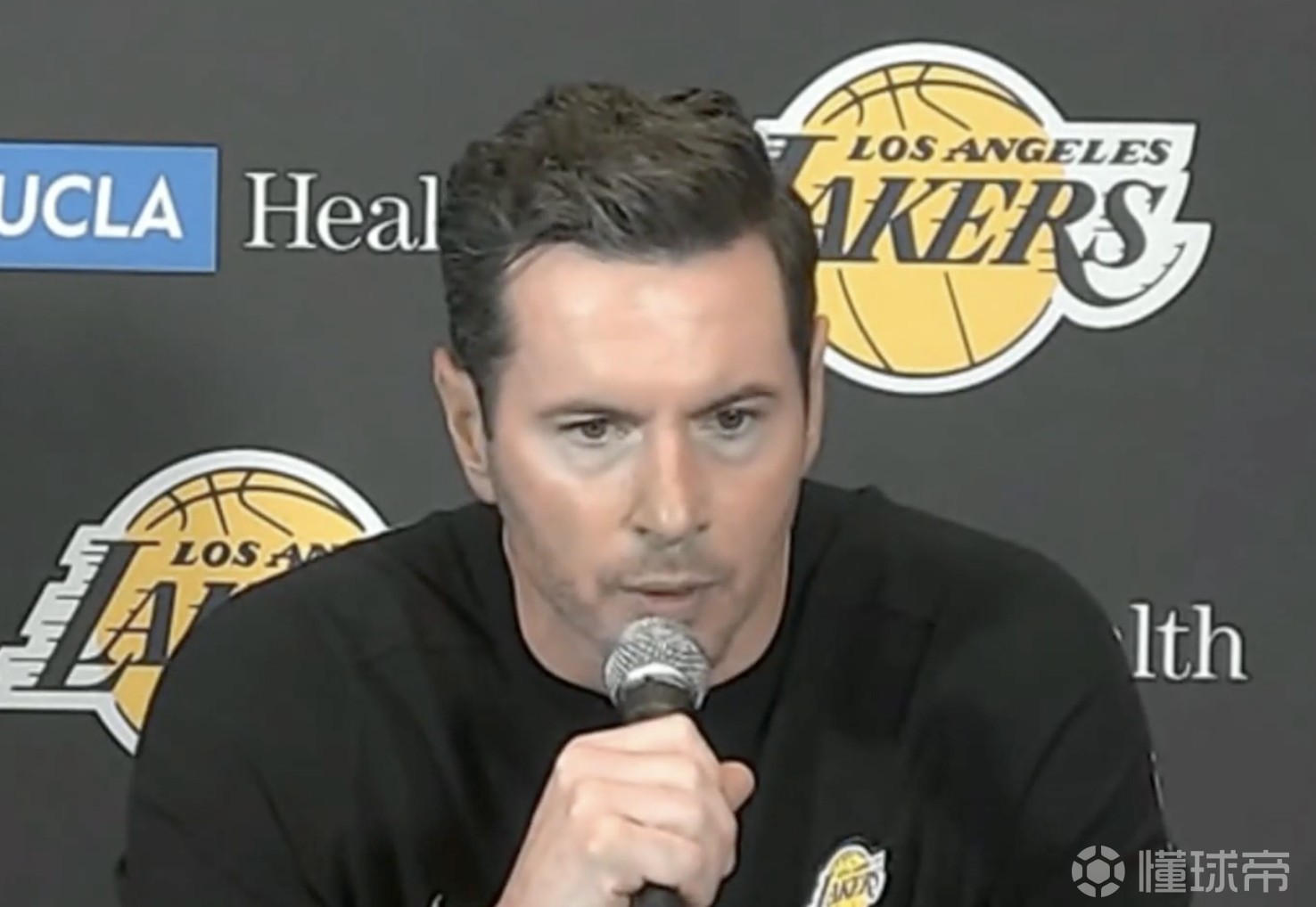 雷迪克：我们在防守端展现了韧性；詹姆斯左肘需要进一步检查